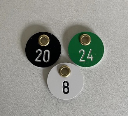 Indgraverede nummerskilte i tre farver hvid grøn og sort